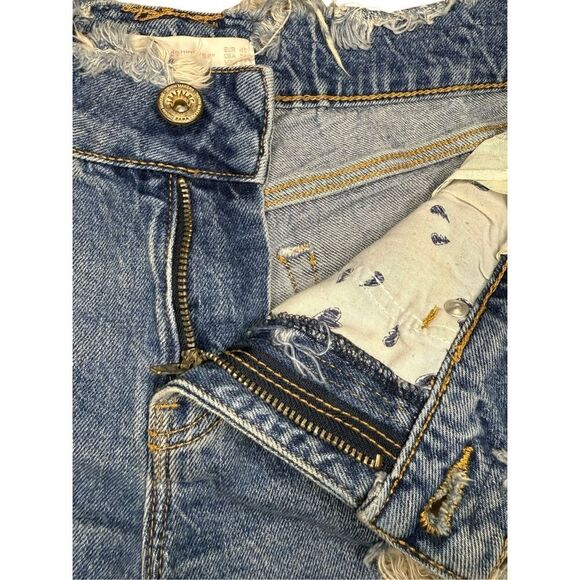 ZARA Trafaluc Women’s 8 Jean Shorts Distressed Denim Frayed Heart Pockets - Picture 4 of 7